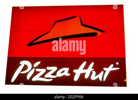 Pizza Hut Restaurant Sign, la marque a pris racine dans la culture canadienne et même en hiver ils restent parmi ceux qui offrent la livraison. Banque D'Images