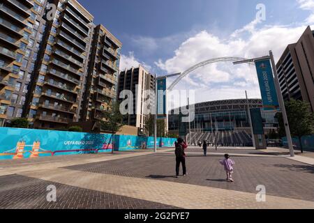 Une vue générale à l'extérieur du stade Wembley, Londres, qui se prépare à accueillir les prochains matchs de l'UEFA Euro 2020. Date de la photo: Vendredi 11 juin 2021. Banque D'Images