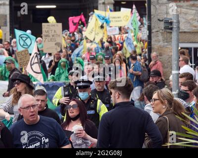 St Ives Cornwall. G7, extinction Rebellion Group proteste dans les rues de St Ives. La baie de Carbis, à côté, abrite les dirigeants du groupe G7. 11 juin 2021. Crédit : Robert Taylor/Alay Live News Banque D'Images