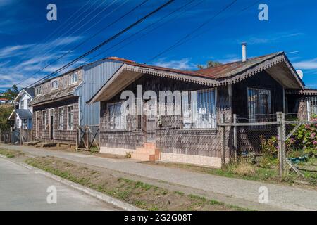 Vue sur les maisons bordant les rues du village d'Achao, île de Quinchao, Chili Banque D'Images