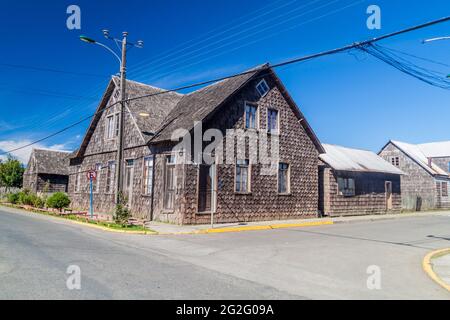 Vue sur les maisons en bois bordant les rues du village de Curaco de Velez, île de Quinchao, Chili Banque D'Images