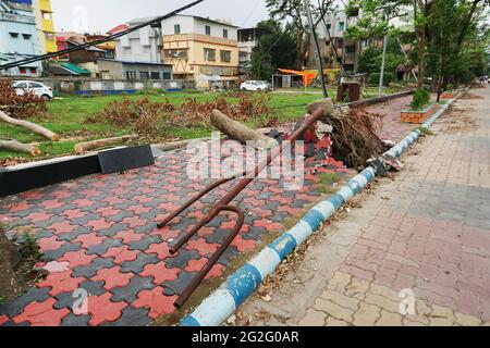 Howrah, Bengale-Occidental, Inde - 31 mai 2020 : Super cyclone Amphan déraciné Trifala lumière de rue qui est tombé et a bloqué le pavé. La dévastation a m Banque D'Images