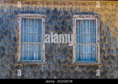 Fenêtre d'une maison en bois dans le village de Curaco de Velez, île de Quinchao, Chili Banque D'Images