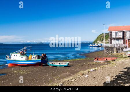 Bateaux dans le village d'Achao, île de Quinchao, Chili Banque D'Images