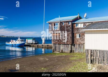 Bateaux dans le village d'Achao, île de Quinchao, Chili Banque D'Images