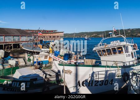 DALCAHUE, CHILI - 21 MARS 2015 : bateaux de pêche dans le village de Dalcahue, île Chiloe, Chili Banque D'Images