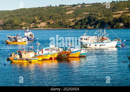 DALCAHUE, CHILI - 21 MARS 2015 : bateaux de pêche dans le village de Dalcahue, île Chiloe, Chili Banque D'Images