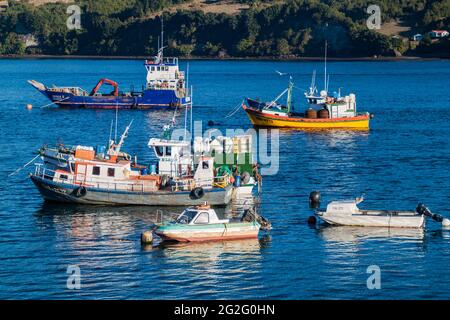 DALCAHUE, CHILI - 21 MARS 2015 : bateaux de pêche dans le village de Dalcahue, île Chiloe, Chili Banque D'Images