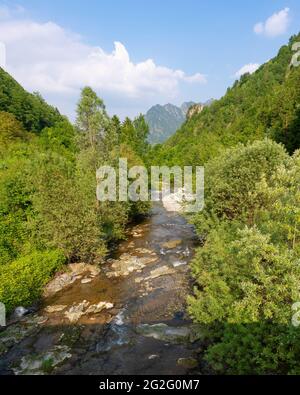 Rivière Serio pendant la journée, Val Seriana Bergame. Banque D'Images