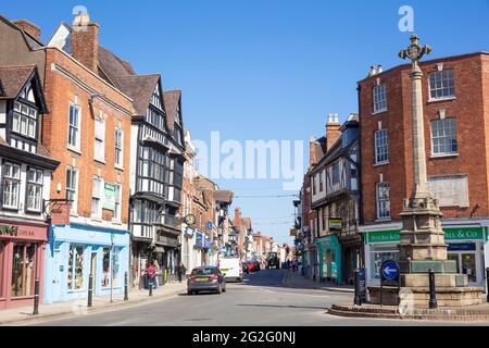 Tewkesbury Town centre boutiques rond-point et le Tewkesbury War Memorial ou The Cross, Tewkesbury, Gloucestershire, Angleterre, GB, Royaume-Uni, Europe Banque D'Images
