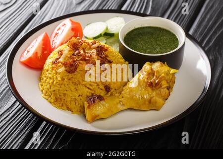 Poulet thaïlandais Biryani poulet halal et riz au curry Khao Mok Gai dans l'assiette sur la table. Horizontale Banque D'Images