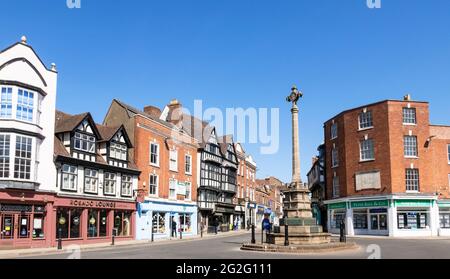 Tewkesbury Town centre boutiques rond-point et le Tewkesbury War Memorial ou The Cross, Tewkesbury, Gloucestershire, Angleterre, GB, Royaume-Uni, Europe Banque D'Images