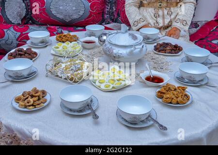 Petit déjeuner marocain traditionnel. Fait d'œufs, de dattes, de chebakia et de harira Banque D'Images