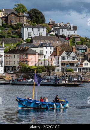 Ferry du château de Dartmouth passant par Kingjure avec le ferry pour voiture inférieure au loin Banque D'Images