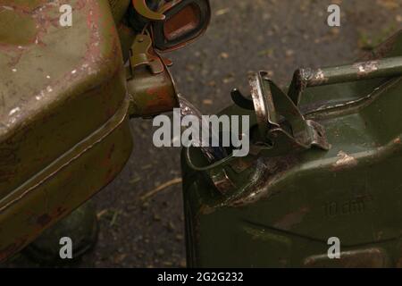 Verser de l'essence du réservoir dans le réservoir. Violation des règles de sécurité. Banque D'Images