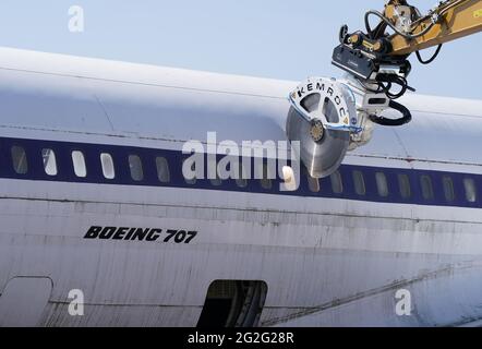 Hambourg, Allemagne. 11 juin 2021 : des parties du Boeing 707-430 sont sciées du fuselage avec une énorme scie. L'un des plus anciens avions à réaction de Lufthansa a été démantelé à Hambourg depuis vendredi. Après avoir enlevé l'intérieur, une entreprise spéciale a commencé à scier le Boeing 707-430 avec l'enregistrement D-ABOD. Credit: dpa Picture Alliance/Alay Live News Banque D'Images