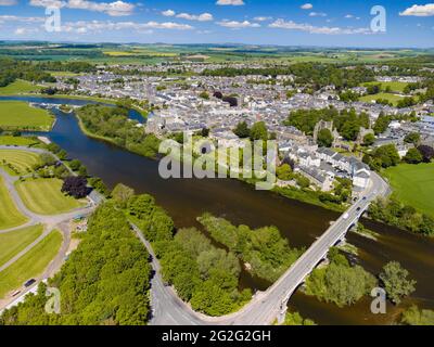 Vue aérienne du drone de la ville de Kelso à côté de River Tweed à Kelso, Scottish , Borders, Écosse, Royaume-Uni Banque D'Images