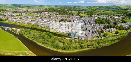 Vue aérienne du drone de la ville de Kelso à côté de River Tweed à Kelso, Scottish , Borders, Écosse, Royaume-Uni Banque D'Images