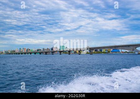 Vue sur la ville de Malé vue du port de l'île de Hulhumalé et le pont de SinaMalé.Male est la capitale et la ville la plus peuplée de la République des Maldives Banque D'Images