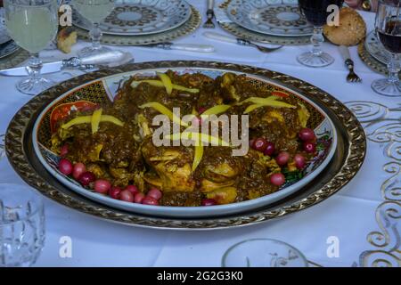 Plat de poulet avec chermoula marocain, olives et citron préservé Banque D'Images