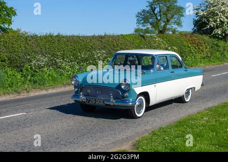 1960 60s années 60 Ford Consul bleu blanc 1703cc essence, berline 4dr, en route vers Capesthorne Hall Classic May car show, Cheshire, Royaume-Uni Banque D'Images