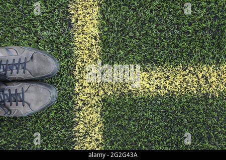 Painted markings line on all weather surface. Pair of shoes at edge of frame photograph Banque D'Images