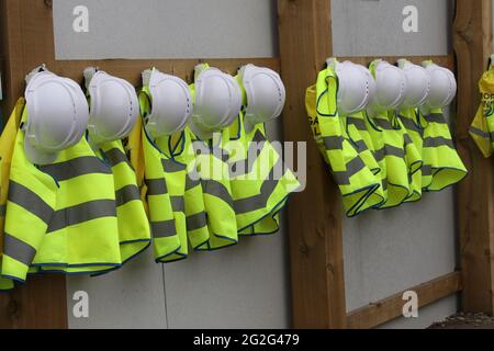 Rangée de casques de sécurité et gilets haute taille pour enfant Banque D'Images