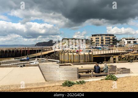 Vue sur le paysage de West Bay également connu sous le nom de Bridport Harbour, Dorset, Angleterre, Royaume-Uni Banque D'Images
