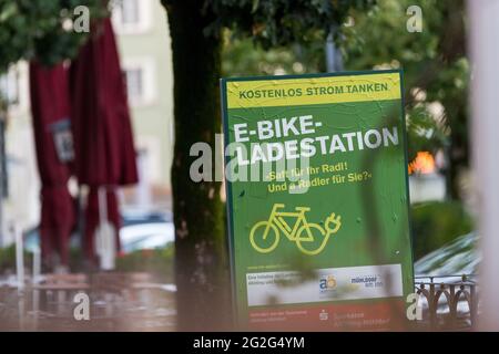 Impressions à Burghausen, Bavière, Allemagne, temps pluvieux, station de recharge e-bike Banque D'Images