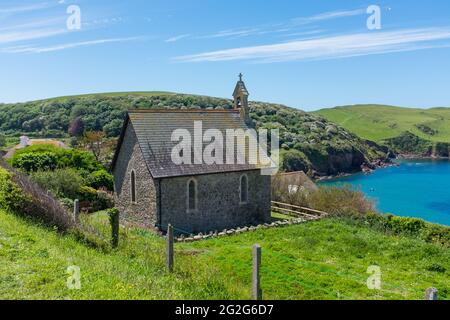 La très petite église St Clements donnant sur le village de vacances de Hope Cove dans le South Hams, Devon près de Kingsbridge Banque D'Images