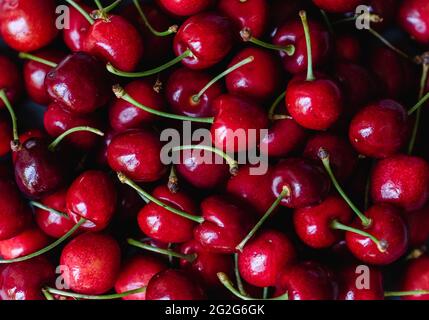 Gros plan d'un bouquet de cerises rouges brillantes prises d'en haut. Banque D'Images