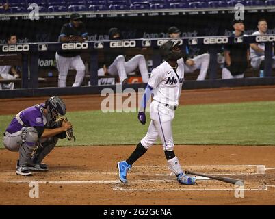 Miami Marlins Shortstop Jazz Chisholm Jr. (Photo par 2) suit une course à domicile de trois-run pendant le deuxième repas contre les Rocheuses du Colorado au loanDepot Park le jeudi 10 juin 2021 à Miami, Floride. (Photo de David Santiago/Miami Herald/TNS/Sipa USA) Banque D'Images