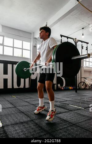 Entraînement crossfit pour garçon sportif en salle de gym Banque D'Images