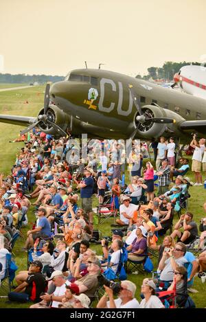 Des milliers d'amateurs d'aviation se rassemblent sous la Seconde Guerre mondiale Douglas C-53 'Skytrooper' au spectacle aérien EAA Fly-In (AirVenture), Oshkosh, WI, États-Unis Banque D'Images