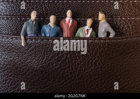 Petite figurine d'hommes modèle dans les poches Banque D'Images