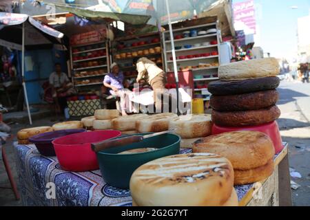 Taiz / Yémen - 16 mars 2017 : UN homme yéménite vend du fromage dans le populaire marché Al-Shanini de la ville de Taiz Banque D'Images