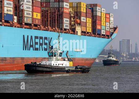 Le navire à conteneurs MARGRETHE MAERSK entre dans le port de Hambourg, le faisant tourner et le remorquant Banque D'Images