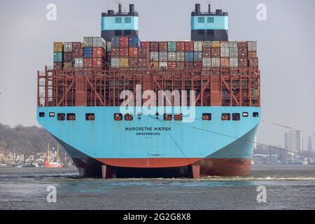 Le navire à conteneurs MARGRETHE MAERSK entre dans le port de Hambourg, le faisant tourner et le remorquant Banque D'Images