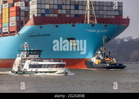 Le navire à conteneurs MARGRETHE MAERSK entre dans le port de Hambourg, le faisant tourner et le remorquant Banque D'Images