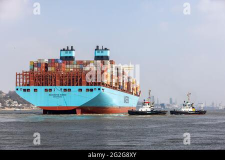 Le navire à conteneurs MARGRETHE MAERSK entre dans le port de Hambourg, le faisant tourner et le remorquant Banque D'Images