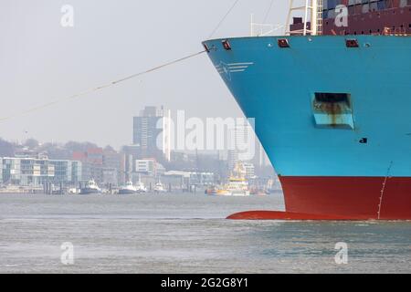 Le navire à conteneurs MARGRETHE MAERSK entre dans le port de Hambourg, le faisant tourner et le remorquant Banque D'Images