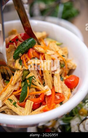 salade d'asperges avec concombres et tomates en gros plan. Banque D'Images