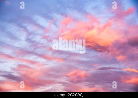 Nuages sur ciel ciel ciel rose et bleu couleurs. Banque D'Images