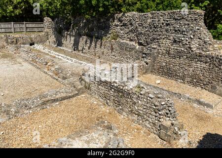 Ruines historiques du château de Wolvesey / Palais des anciens évêques à Winchester, Hampshire, Angleterre, Royaume-Uni Banque D'Images