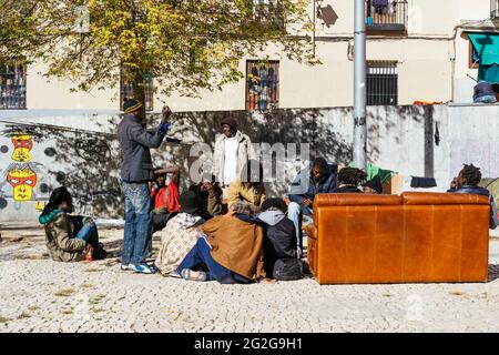 Groupe d'immigrants discutant sur une place. Lavapiés est un quartier historique de la ville de Madrid. Aujourd’hui, l’importante population immigrante l’a donné Banque D'Images