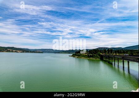 lac corbara en ombrie avec zones de baignade Banque D'Images