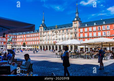 Restaurant bars terrasses. La Plaza Mayor, place principale, est un grand espace public au coeur de Madrid, la capitale de l'Espagne. C'était une fois le centre o Banque D'Images