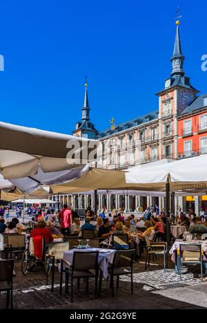 Restaurant bars terrasses. La Plaza Mayor, place principale, est un grand espace public au coeur de Madrid, la capitale de l'Espagne. C'était une fois le centre o Banque D'Images