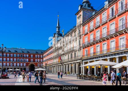 La Plaza Mayor, place principale, est un grand espace public au coeur de Madrid, la capitale de l'Espagne. C'était autrefois le centre de la vieille ville de Madrid. C'était la première Banque D'Images