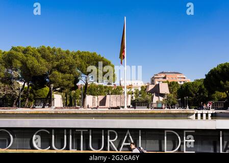 Vue partielle sur la Plaza de Colon avec le Centro Cultural de la Villa de Madrid ci-dessous. Madrid, Comunidad de Madrid, Espagne, Europe Banque D'Images